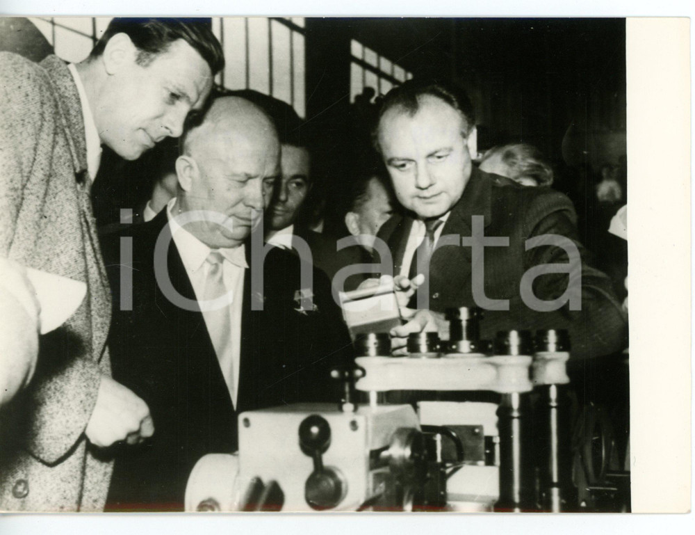 1959 FIERA DI LIPSIA Nikita KRUSCIOV in visita ufficiale *Foto 18x13 cm Fotografia d'epoca, con didascalia coeva al verso. CONDIZIONI: FAIR (bassa qualit&agrave; di stampa)FORMATO: 18x13 cm     originale e autentica 1