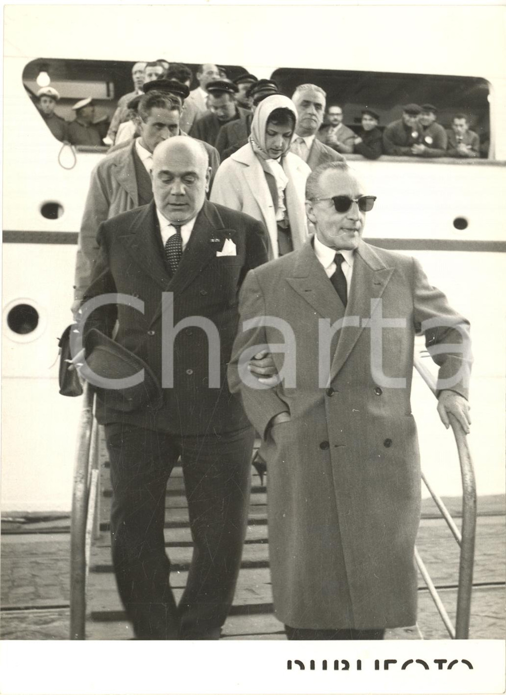 1957 NAPOLI Arrivo di TOTO' colpito d improvvisa cecitÃ  - Foto 13x18 cm Fotografia d'epoca con didascalia dattiloscritta coeva.  CONDIZIONI: G (ma lievi graffi superficiali)FORMATO: 13x18 cm     originale e autentica 1