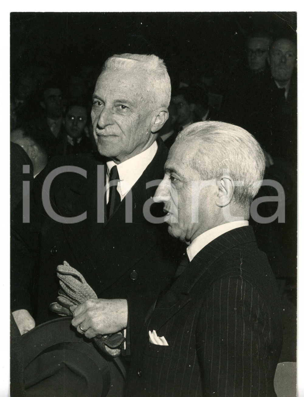 1955 ca (Ristampa 1957) TORINO Giancarlo VALLAURI con Vittorio VALLETTA *Foto  Fotografia d'epoca con didascalia coeva al verso. CONDIZIONI: FAIR (sovraimpressione al margine destro)FORMATO: 13x18 cm     originale e autentica 1