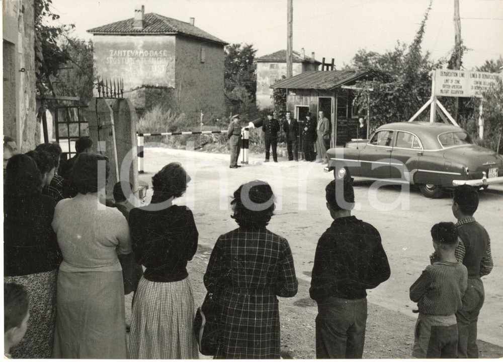 1954 SCOFFIE (SLOVENIA) Posto di blocco in attesa del passaggio alla Jugoslavia Fotografia d'epoca, con didascalia dattiloscritta coeva, scattata a Scoffie (ex Albaro Vescov&agrave;, attuale Spodnje &Scaron;kofije).CONDIZIONI: G (ma lieve sovraimpressione circolare)FORMATO: 18x13 cm      originale e autentica 1