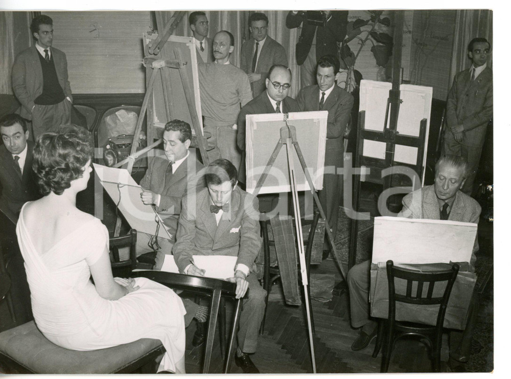 1955 MILANO Hotel Principe di Savoia - Gina LOLLOBRIGIDA posa per pittori *Foto Fotografia d'epoca con didascalia coeva al verso. CONDIZIONI: FAIR (minimi strappetti al margine destro)FORMATO: 18x13 cm     originale e autentica 1