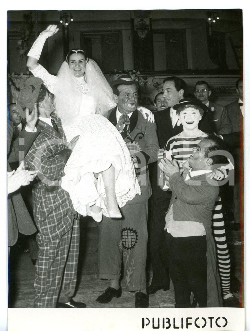 1956 NAPOLI CIRCO ORFEI Liana ORFEI e Angelo PICCINELLI il giorno del matrimonio Fotografia d'epoca, con didascalia coeva. CONDIZIONI: GFORMATO: 13x18 cm     originale e autentica 1