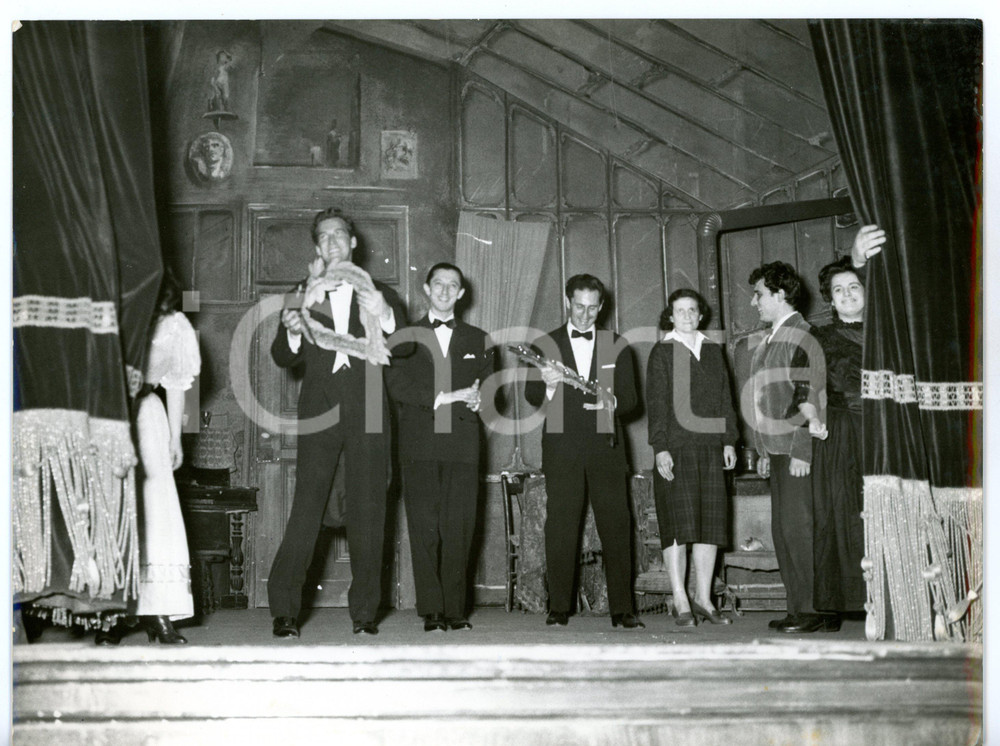1960 SPOLETO Festival dei Due Mondi - Interpreti de LA BOHÃˆME sul palco *Foto Fotografia d'epoca, con didascalia coeva al verso. CONDIZIONI: FAIR (bassa qualit&agrave; di stampa)FORMATO: 24x18 cm     originale e autentica 1
