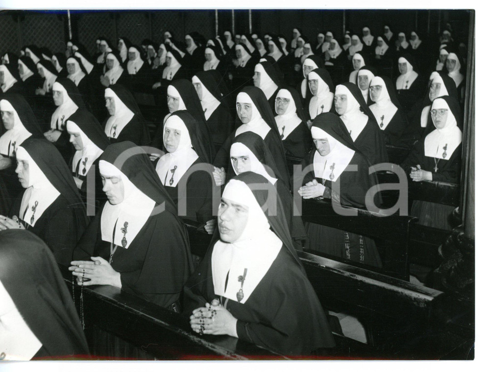 1958 TORINO Chiesa di SAN COTTOLENGO Suore in preghiera per la morte di PIO XII