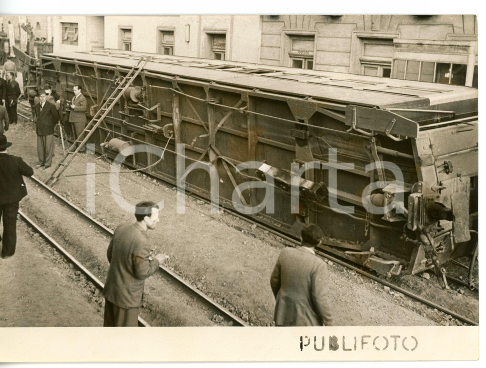 1953 NAPOLI - FERROVIA CIRCUMVESUVIANA Treno passeggeri deragliato *Foto 18x13 Fotografia d'epoca, con didascalia coeva al verso. CONDIZIONI: G (ma minimo alone diffuso)FORMATO: 18x13 cm     originale e autentica 1