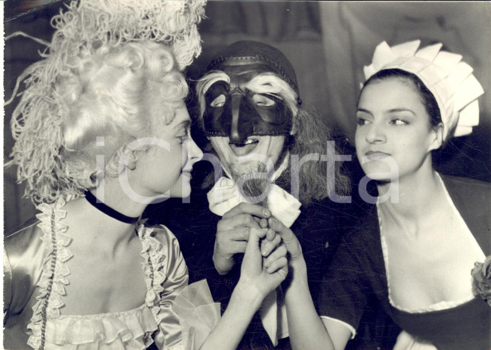 1955 ca PARIS Adriana ASTI in "Arlecchino servitore di due padroni" - Foto