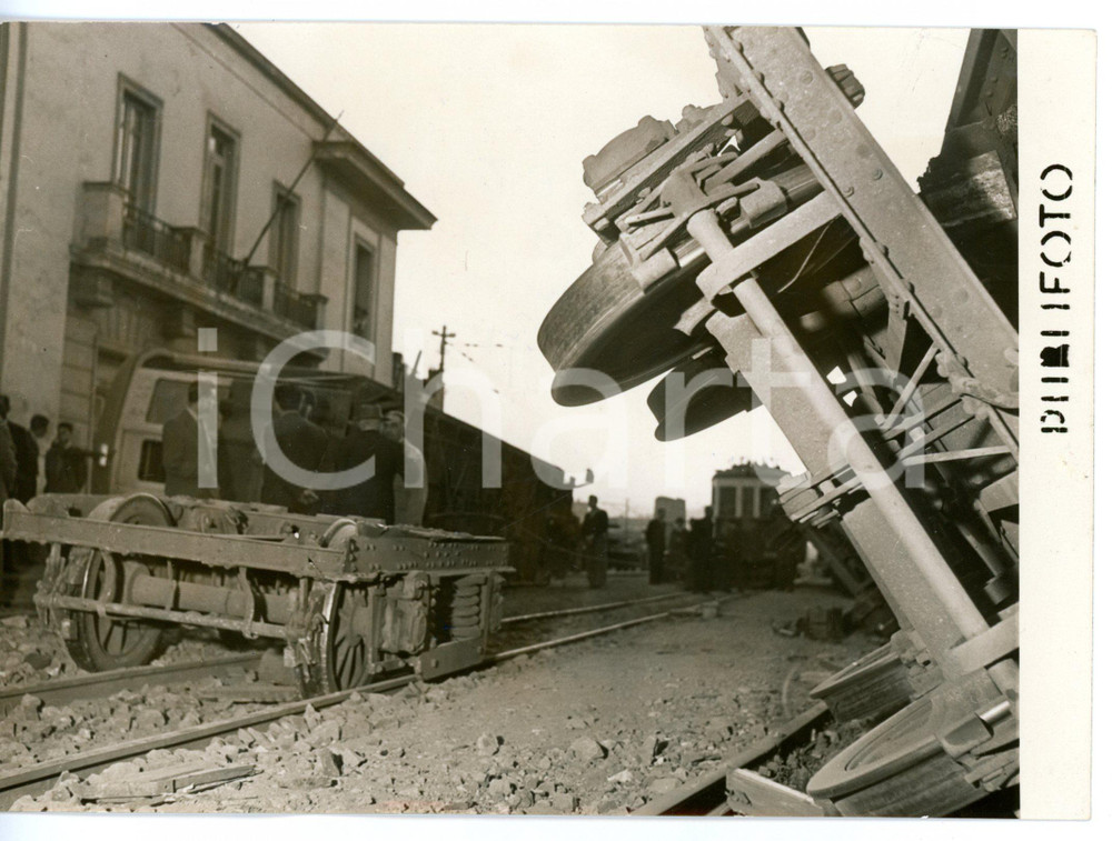 1953 NAPOLI - CIRCUMVESUVIANA Disastro ferroviario - Vagoni capovolti *Foto  Fotografia d'epoca, con didascalia coeva al verso. CONDIZIONI: G (ma minimo alone diffuso)FORMATO: 18x13 cm     originale e autentica 1