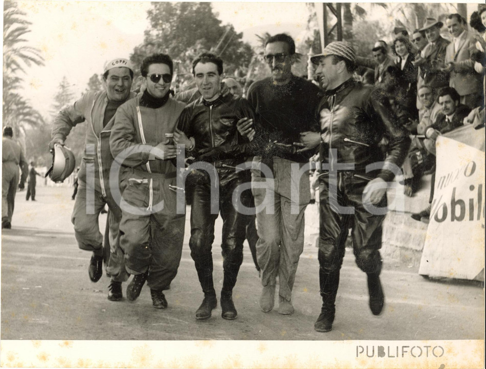 1955 GP OSPEDALETTI MOTOCICLISMO Piloti e meccanici *Foto 24x18 cm Fotografia d'epoca.  CONDIZIONI: poor (macchie dovute a polvere sulla superficie e ingiallimenti al margine inferiore)FORMATO: 24x18 cm     originale e autentica 1