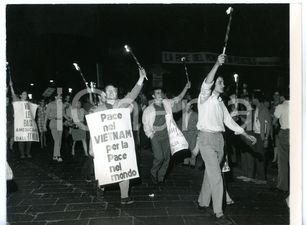 1966 MILANO Manifestazione di protesta contro la GUERRA DEL VIETNAM *Foto 24x18 Fotografia d'epoca, con didascalia coeva al verso. CONDIZIONI: G (ma lieve piegatura all'angolo inferiore destro)FORMATO: 24x18 cm     originale e autentica 1