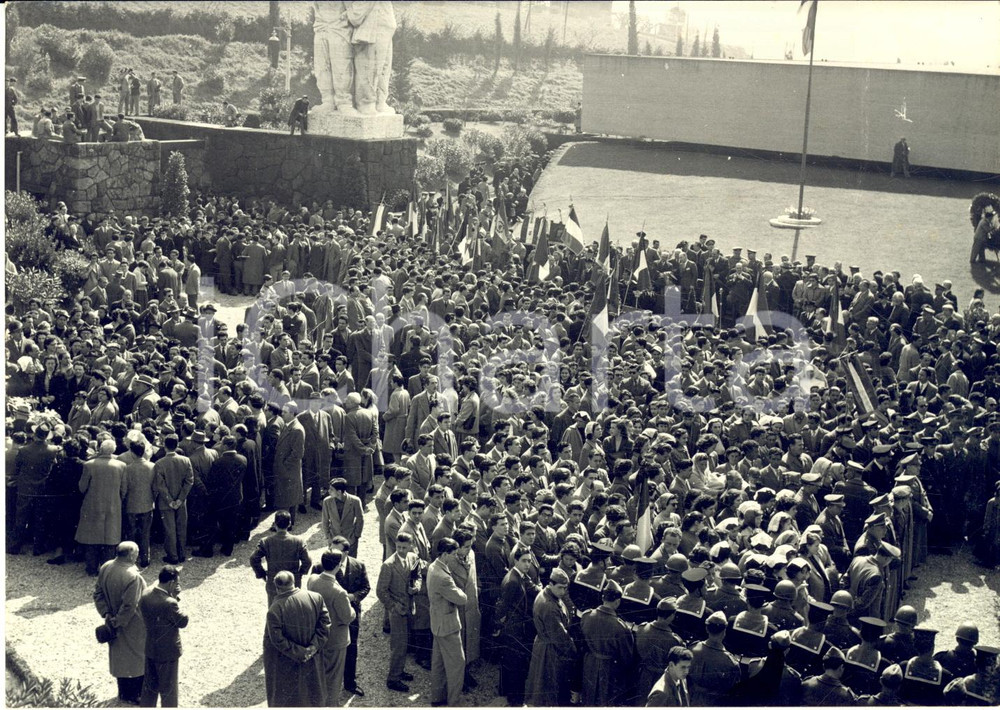 1955 ROMA XI Anniversario dell'eccidio delle Fosse Ardeatine - Fotografia 18x13 Fotografia d'epoca, con didascalia coeva al verso. CONDIZIONI: FAIR (lieve sovraimpressione circolare)FORMATO: 18x13 cm     originale e autentica 1