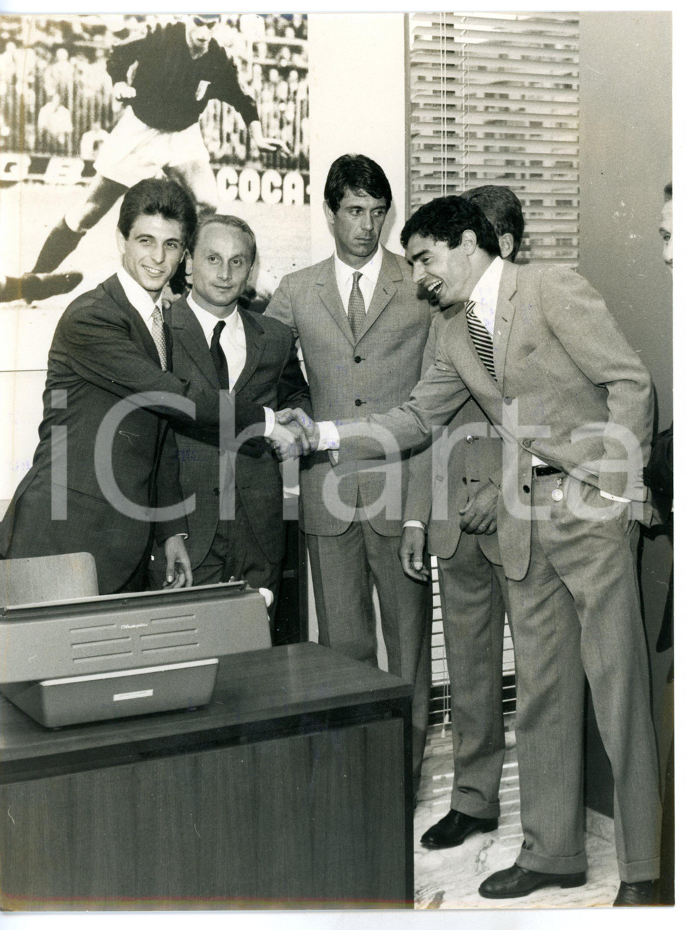 1966 MILANO Gianni RIVERA nella sua agenzia assicurativa con Cesare MALDINI Fotografia d'epoca, con didascalia coeva al verso.Nella fotografia sono presenti: Gianni Rivera, Ambrogio Pelagalli, Cesare Maldini e Bruno Mora. CONDIZIONI: G (ma lievi difetti di stampa e piccola macchia di inchiostro)FORMATO: 18x24 cm     originale e autentica 1