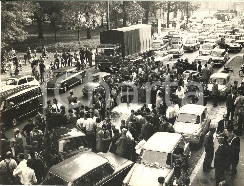 1967 MILANO Folla in Largo Zandonai dopo la rapina al Banco di Napoli *Foto  Fotografia d'epoca, con didascalia coeva al verso.   CONDIZIONI: FAIR (piegature al margine inferiore) FORMATO: 24x18 cm     originale e autentica 1