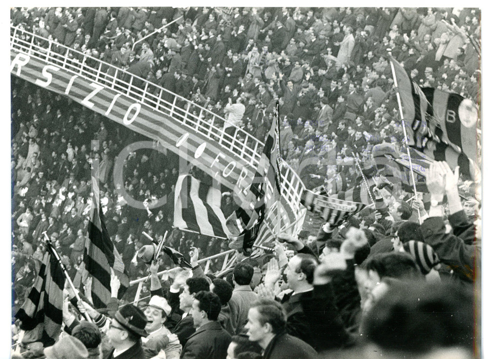 1965 DERBY DI MILANO - INTER-MILAN 1-1 Tifosi di BUSTO ARSIZIO in curva nord Fotografia d'epoca, con didascalia coeva al verso. CONDIZIONI: FAIR (lievi macchie di inchiostro)FORMATO: 24x18 cm     originale e autentica 1