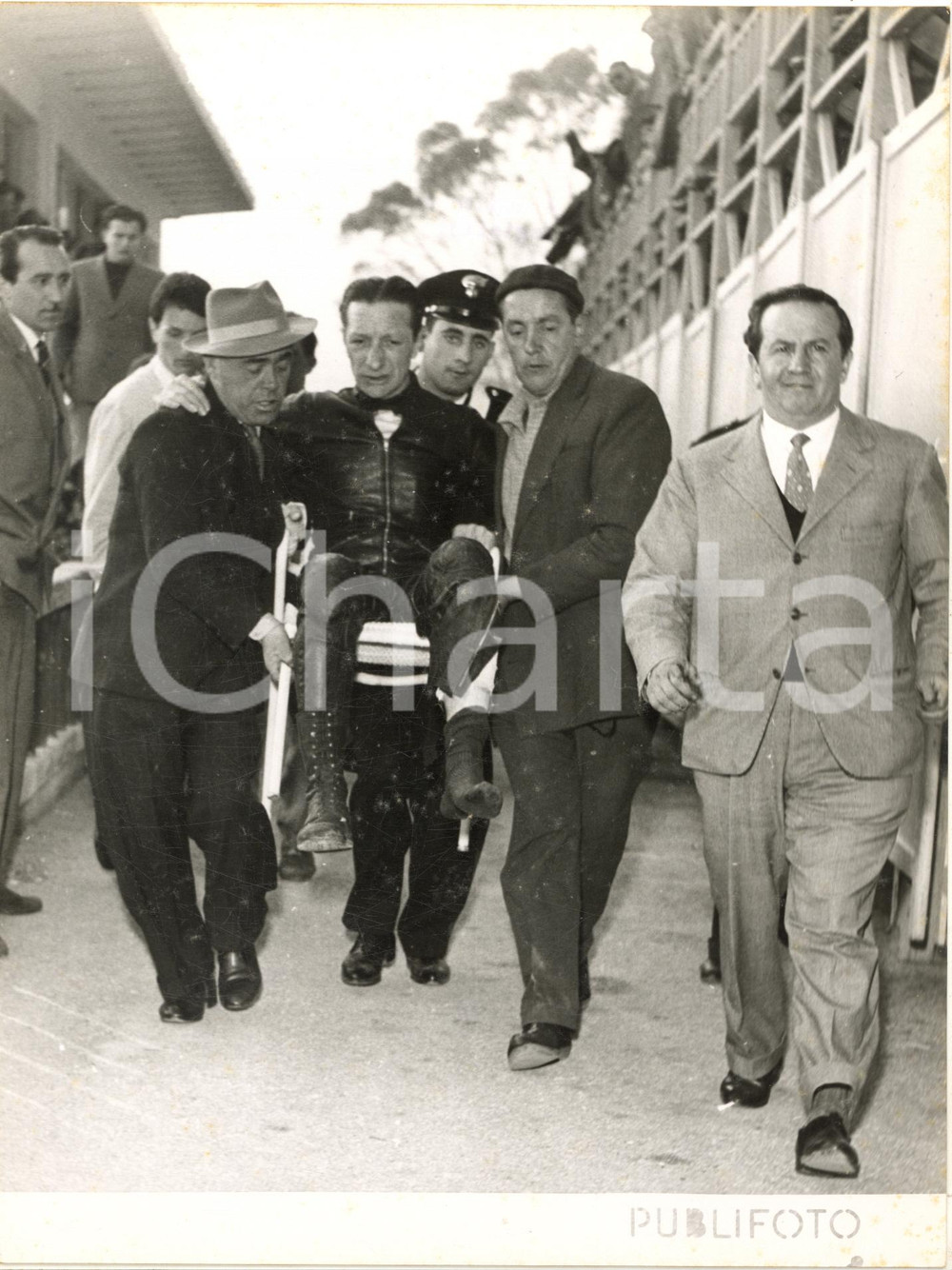 1955 GP OSPEDALETTI MOTOCICLISMO Pilota Aldo BRINI dopo la caduta *Foto 18x24 cm