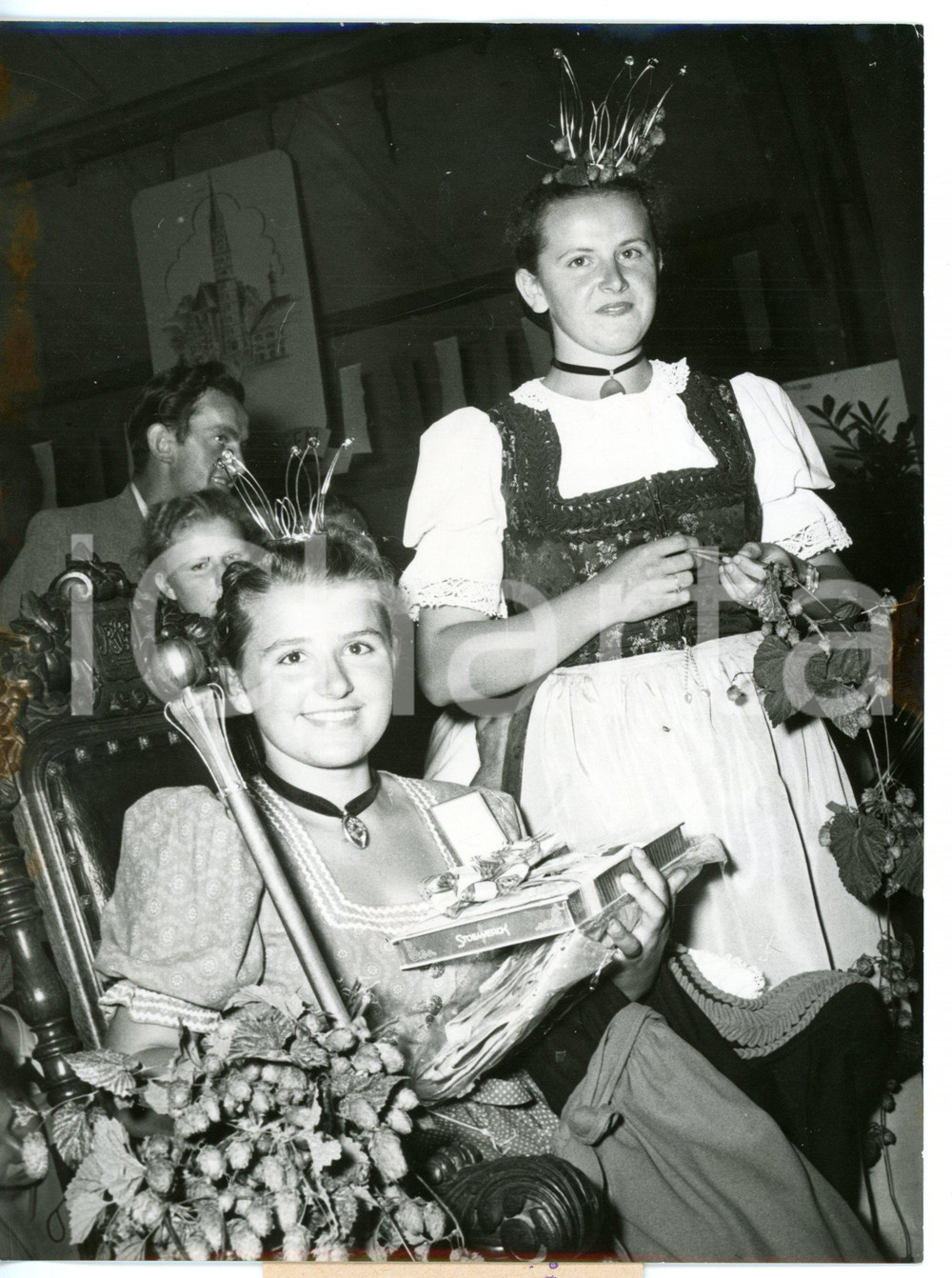 1953 WOLNZACH German hop queen - Reserl SINGER and Magdalena MEYER *Foto 15x20 Fotografia d'epoca, con didascalia coeva al verso. CONDIZIONI: FAIR (lievi graffi)FORMATO: 15x20 cm     originale e autentica 1