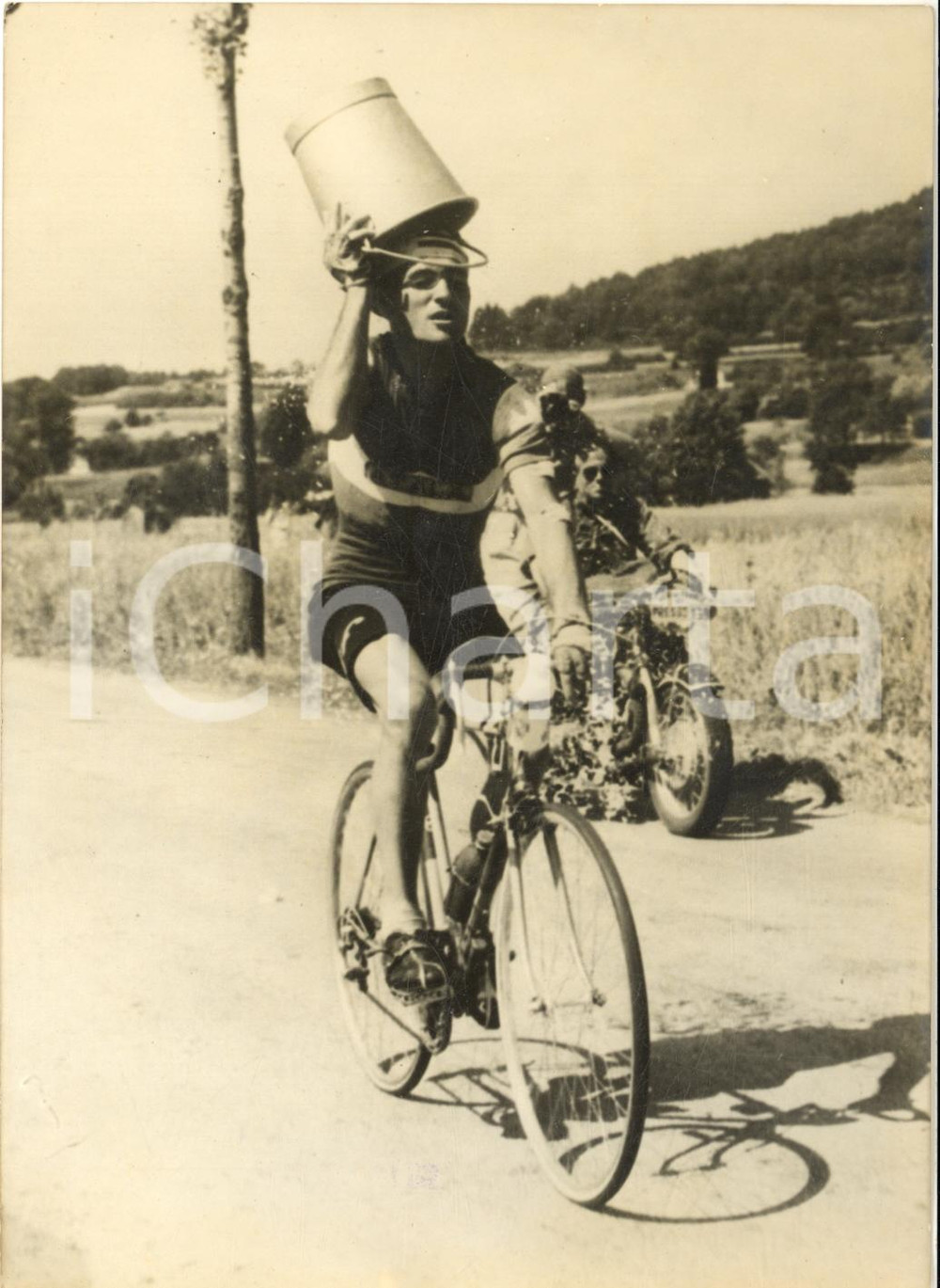 1957 CICLISMO TOUR DE FRANCE Arrigo PADOVAN si protegge dal sole con un secchio