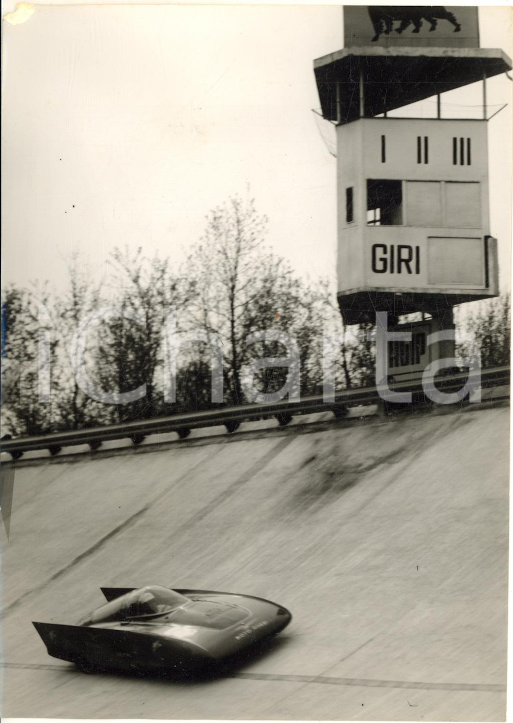 1957 MONZA AUTOMOBILISMO Prove su NIBBIO II Motore GUZZI - Foto 13x18 cm  Fotografia d'epoca con didascalia coeva al verso.   CONDIZIONI: poor (lievi sovraimpressioni e piccola mancanza angolare) FORMATO: 13x18 cm     originale e autentica 1