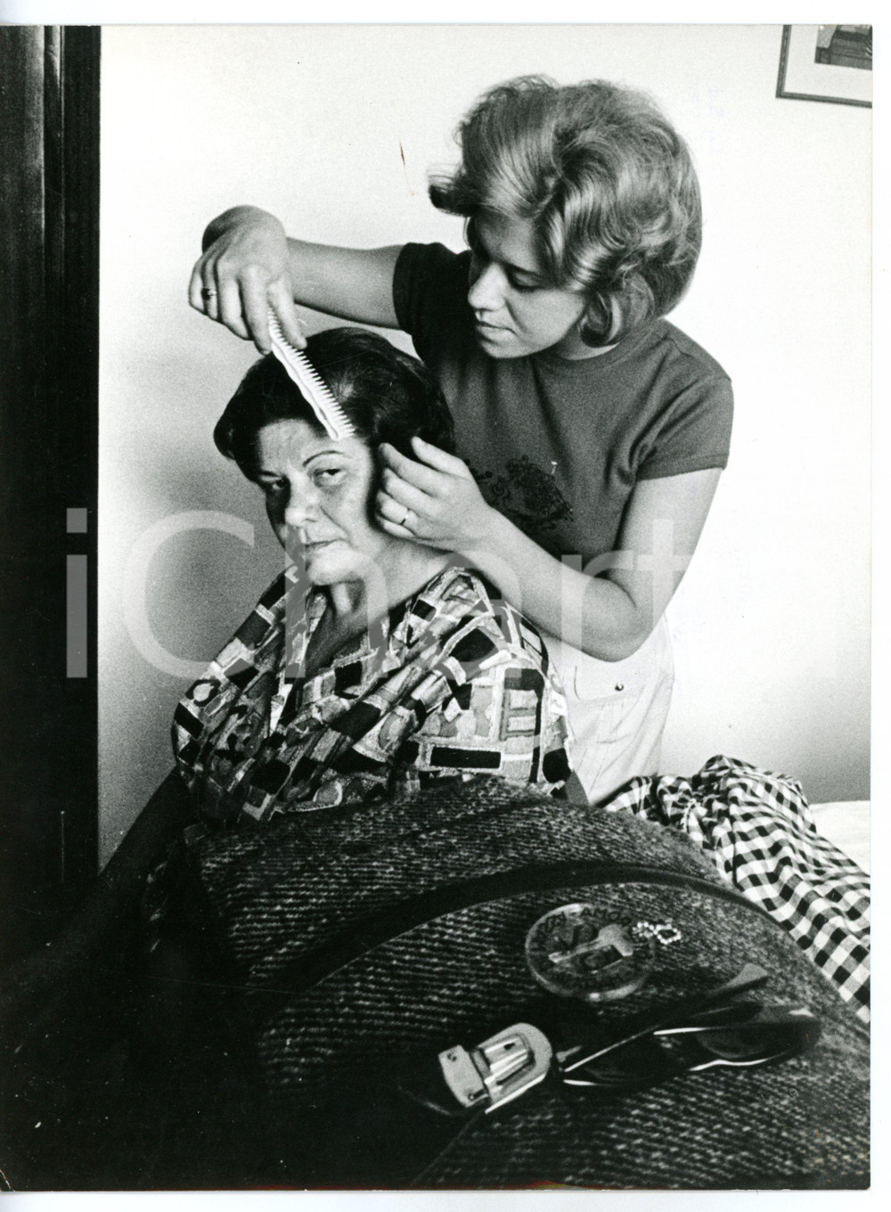 1965 ca CANTAGIRO Cantante Donatella MORETTI acconcia i capelli alla madre Fotografia d'epoca, con didascalia coeva al verso. CONDIZIONI: FAIR (piegature ai margini)FORMATO: 18x24 cm     originale e autentica 1