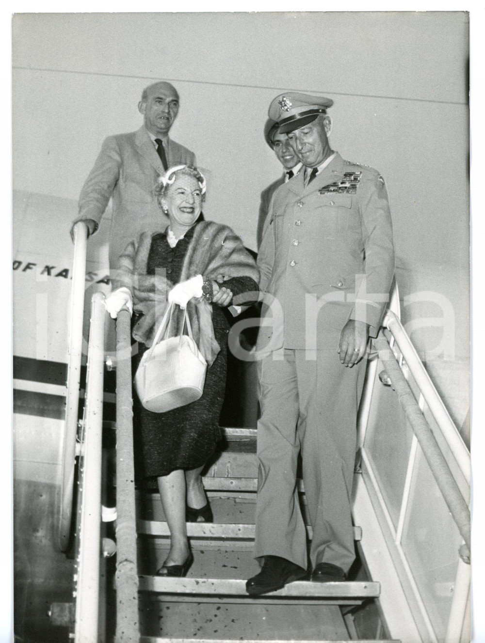 1954 ROMA CIAMPINO Memorial Day - Generale Mark CLARK all'arrivo *Foto 13x18 cm Fotografia d'epoca, con didascalia coeva al verso. CONDIZIONI: G (ma lieve sovraimpressione)FORMATO: 13x18 cm     originale e autentica 1