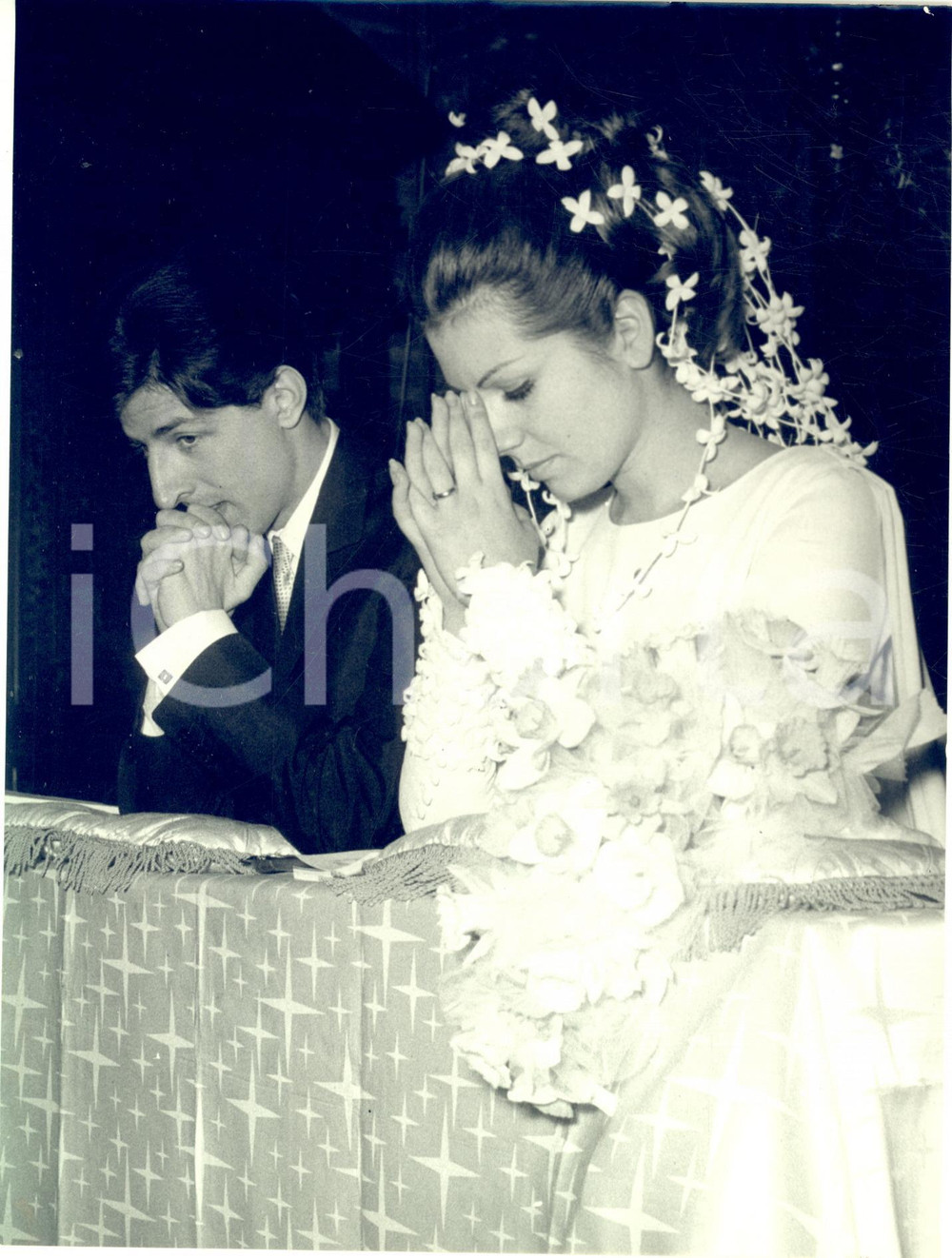 1965 CERTOSA DI CHIARAVALLE Nozze Giorgio GABER Ombretta COLLI - Foto 18x24 cm Fotografia d'epoca con didascalia coeva al verso. CONDIZIONI: GFORMATO: 18x24 cm     originale e autentica 1