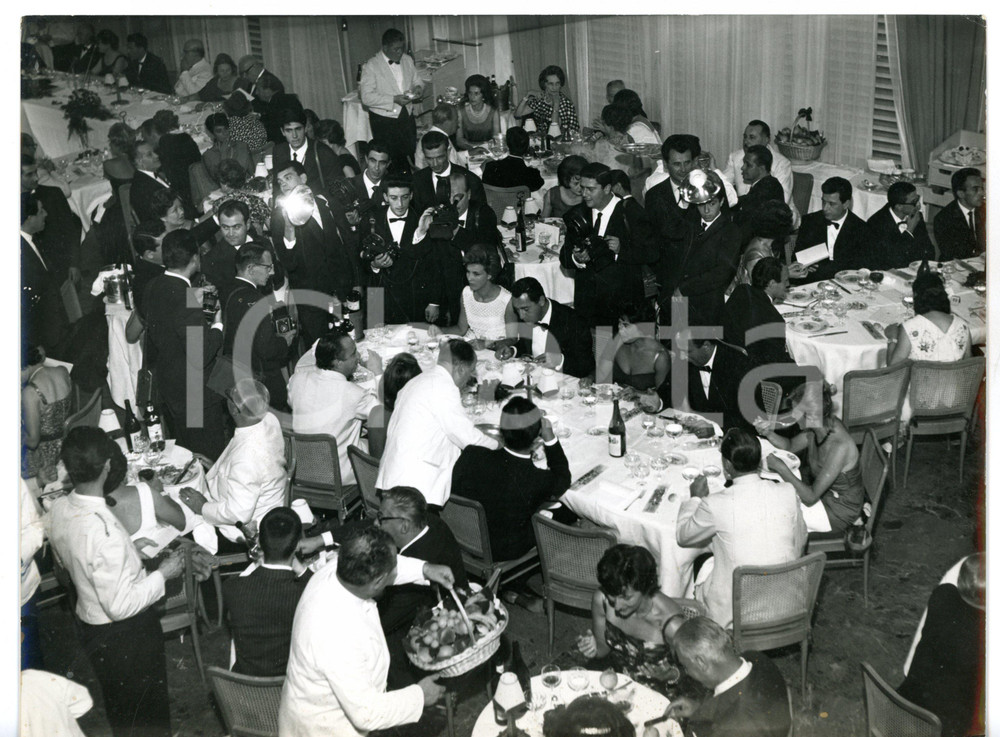1960 ca SAINT-VINCENT CINEMA Alberto SORDI a cena circondato dai fotografi *Foto