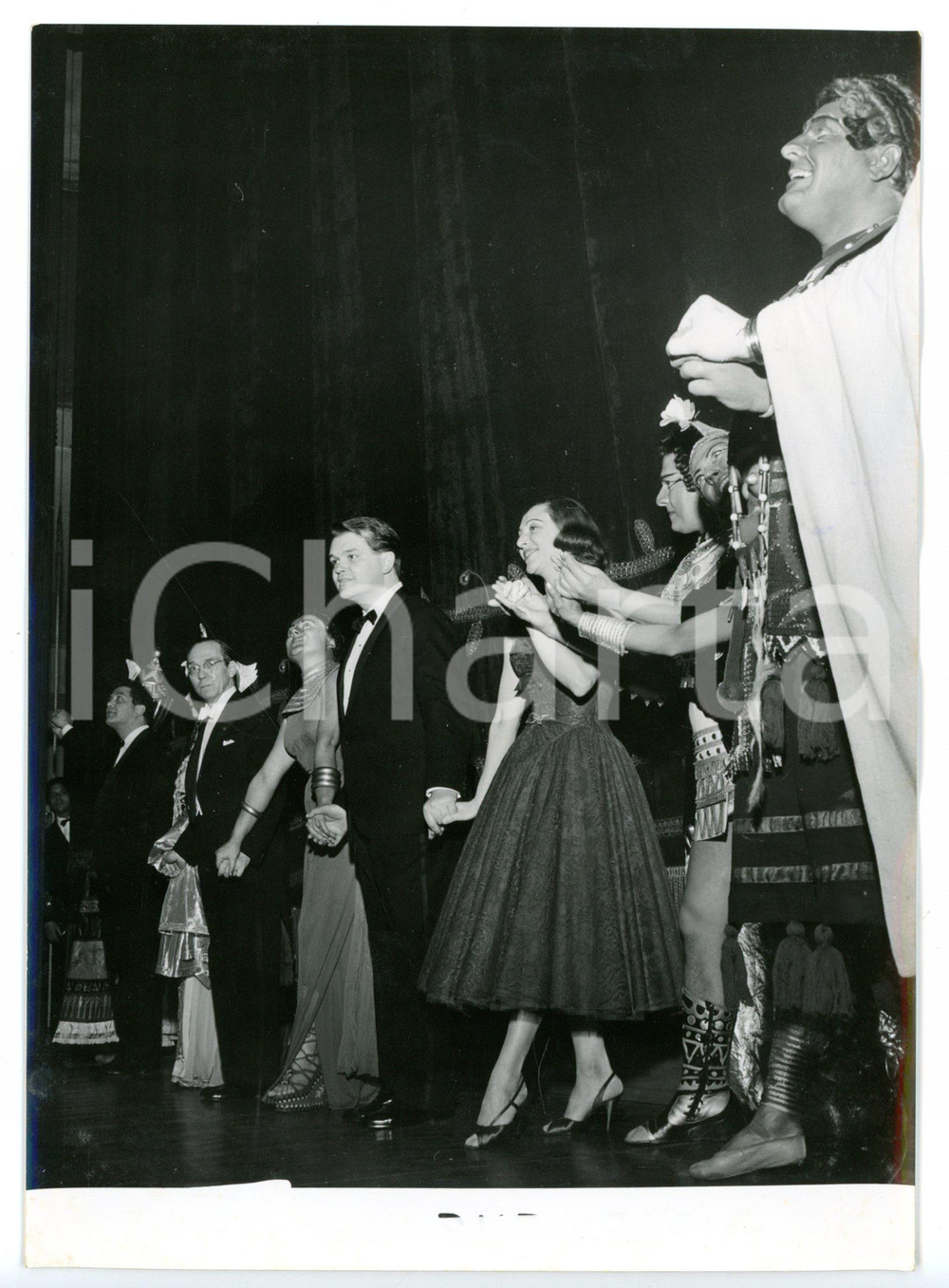 1956 MILANO TEATRO ALLA SCALA AIDA Attori sul palco al termine dello spettacolo Fotografia d'epoca, con didascalia coeva al verso. CONDIZIONI: G (ma lieve ondulatura al margine destro)FORMATO: 13x18 cm     originale e autentica 1