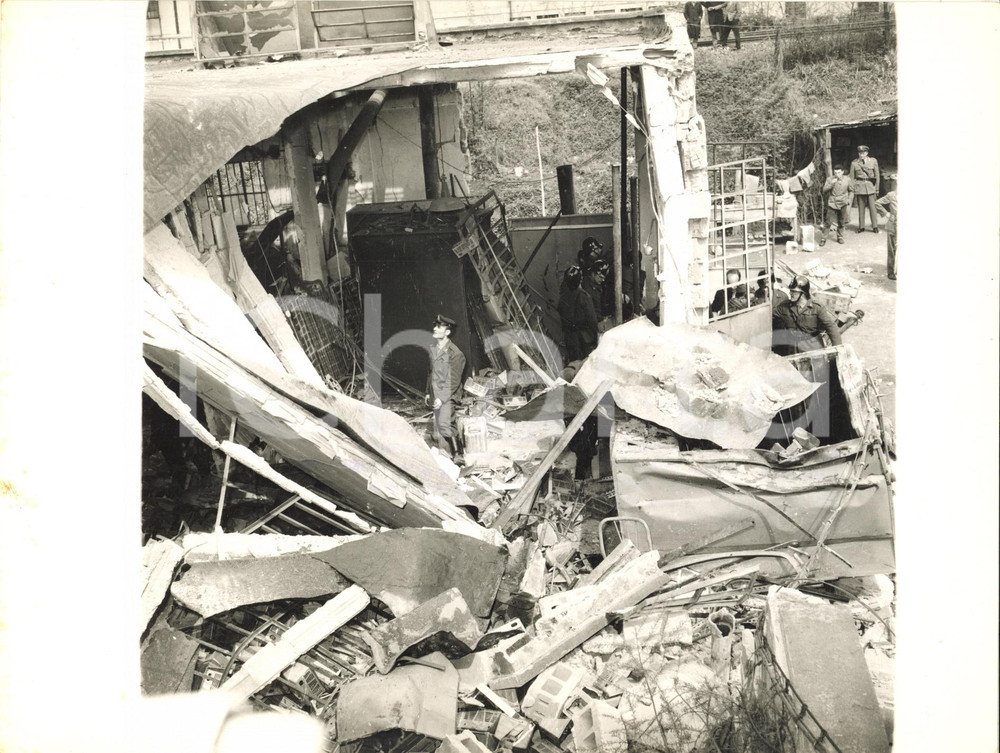 1960 MILANO Alzaia NAVIGLIO GRANDE Scoppio in fabbrica di vernici *Foto 24x18 cm  Fotografia d'epoca con didascalia coeva.  CONDIZIONI: G (ma piccola macchia al margine sinistro) FORMATO: 24x18 cm     originale e autentica 1