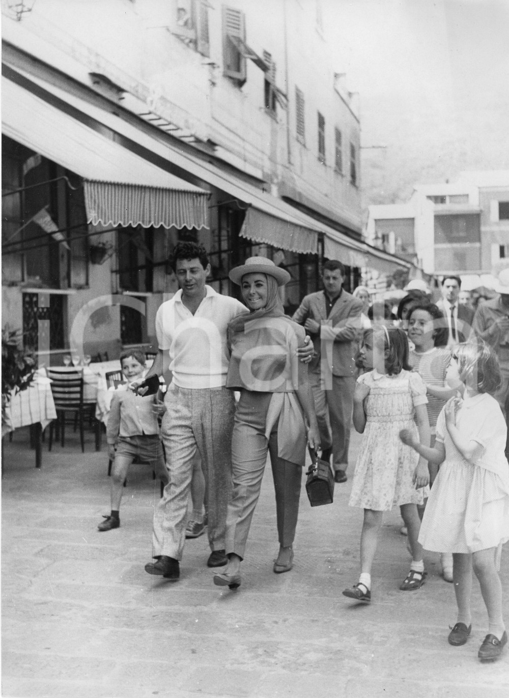 1959 PORTOFINO Liz TAYLOR ed Eddie FISHER in vacanza (5) Foto vintage 18x24 1959Fotografia vintage rara d'epoca.Timbro archivio Publifoto Genova al verso.FORMATO: 18x24 cm CONDIZIONI: FAIR (lieve ingiallimento e difetti di stampa)ICHARTA mette in vendita le stampe vintage della collezione Publifoto Genova, per la maggior parte inedita o in tiratura di pochi esemplari. Si tratta di un'ottima opportunit&agrave; di investimento per i collezionisti di fotografie d'epoca.    originale e autentica 1