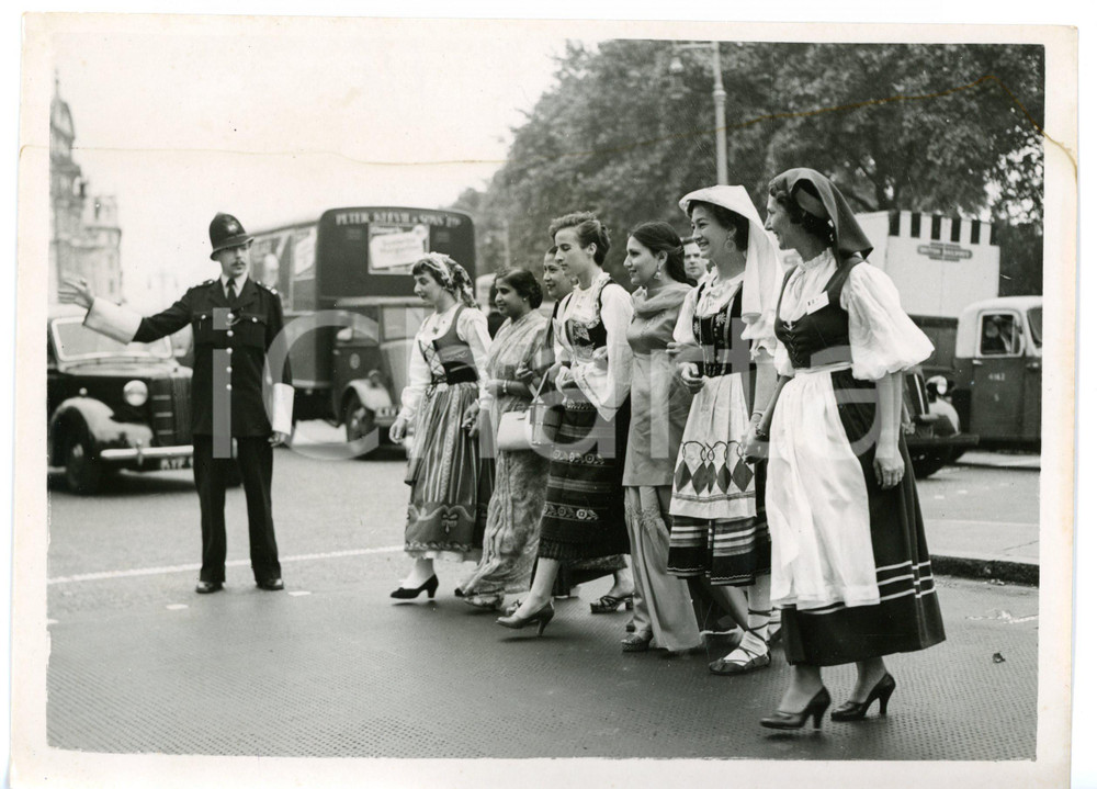 1954 LONDON Hyde Park - Girls in traditional dress walking to British Food Fair  Fotografia d'epoca, con didascalia coeva al verso. CONDIZIONI: FAIR (alone al margine superiore)FORMATO: 20x15 cm      originale e autentica 1