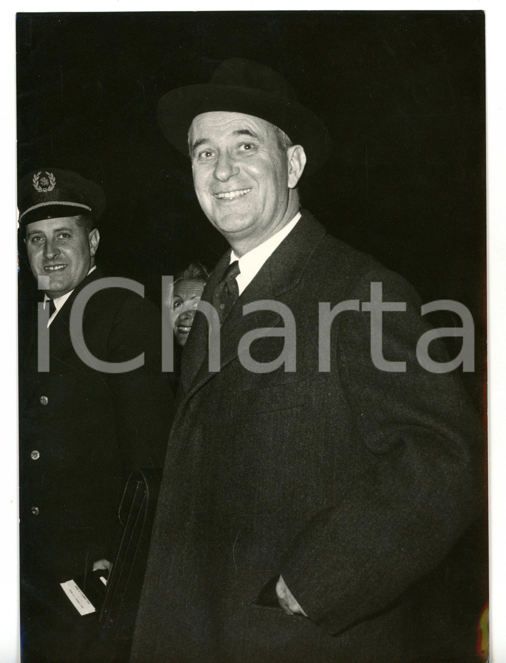 1958 ROMA Arrivo di Gaston DEFFERRE sindaco di MARSIGLIA *Foto 18x13 cm Fotografia d'epoca, con didascalia coeva al verso. CONDIZIONI: GFORMATO: 18x13 cm     originale e autentica 1