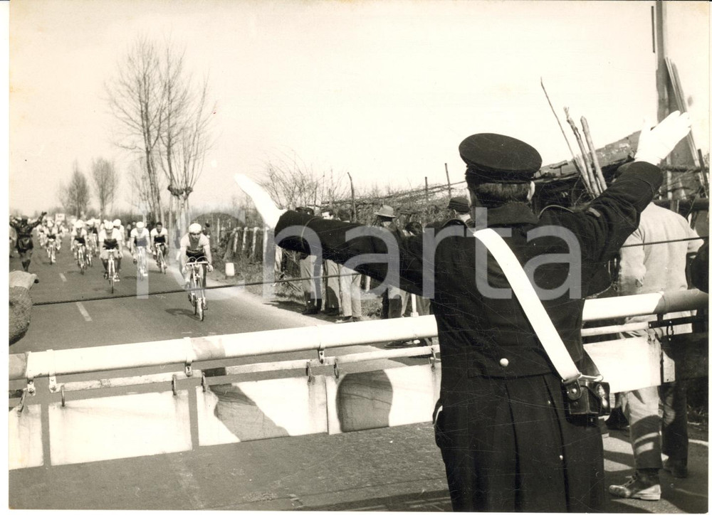 1958 CICLISMO MILANO-TORINO Il gruppo a un passaggio a livello - Foto 18x13 cm Fotografia d'epoca con didascalia coeva. CONDIZIONI: GFORMATO: 18x13 cm      originale e autentica 1