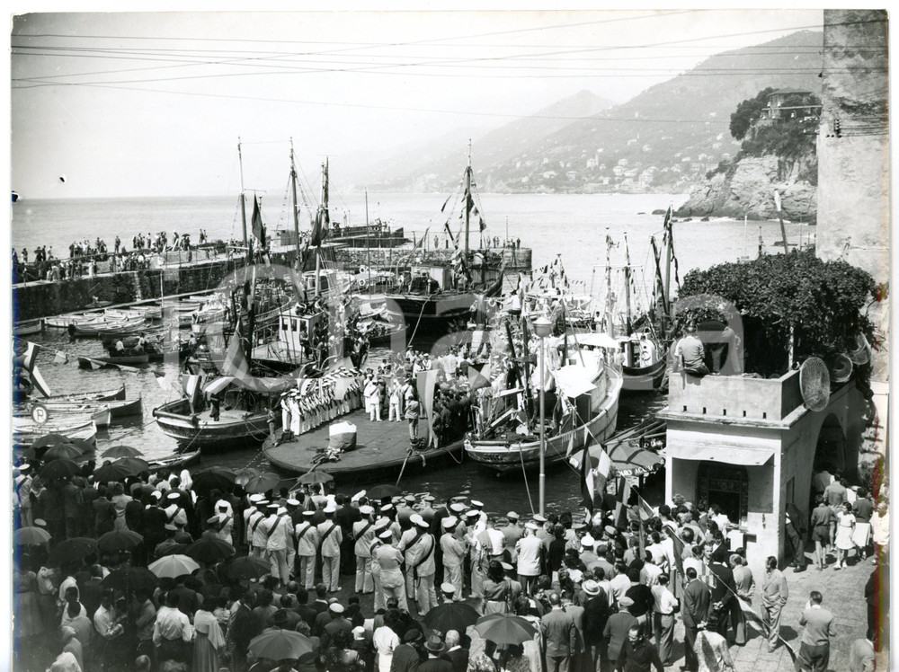 1954 CAMOGLI (GE) Sagra del Pesce - Rivista allievi MARINA MILITARE - Foto 24x18 Fotografia d'epoca. CONDIZIONI: G  (ma piccola piegatura al margine inferiore)FORMATO: 24x18 cm     originale e autentica 1