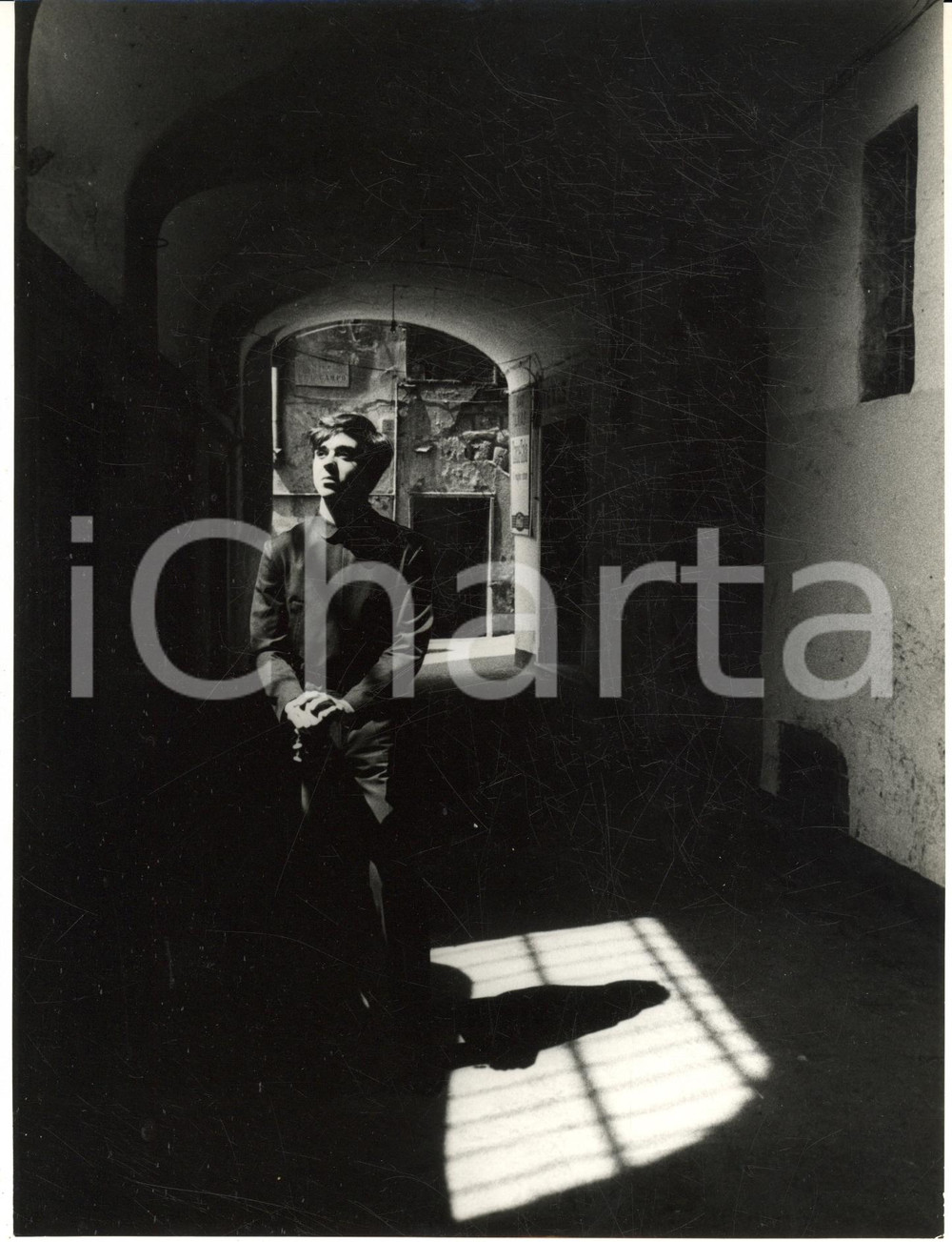1966 GENOVA Cantautore Umberto NAPOLITANO nei caruggi  *Foto ARTISTICA 18x24 cm