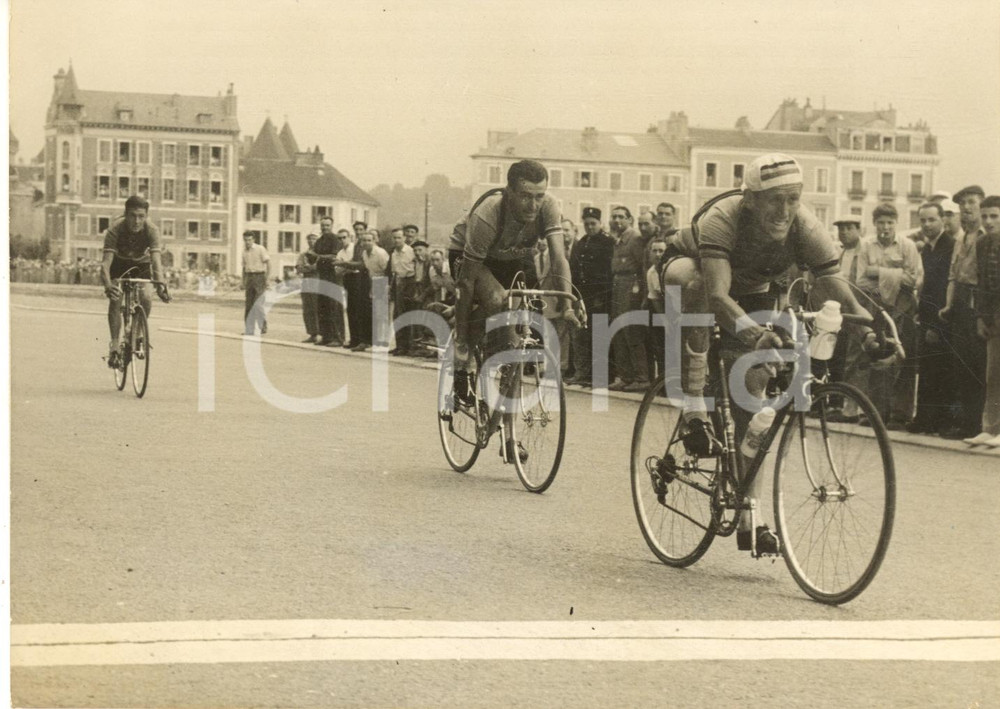1955 TOUR DE FRANCE PAU (PYRENEES) Arrivée Jean BRANKART Louison BOBET Photo