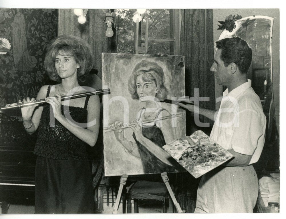 1969 MILANO Pittore Emilio MOLO ritrae Marlaena KESSICK con flauto d'oro *Foto Fotografia d'epoca con didascalia coeva al verso. CONDIZIONI: GFORMATO: 18x13 cm     originale e autentica 1
