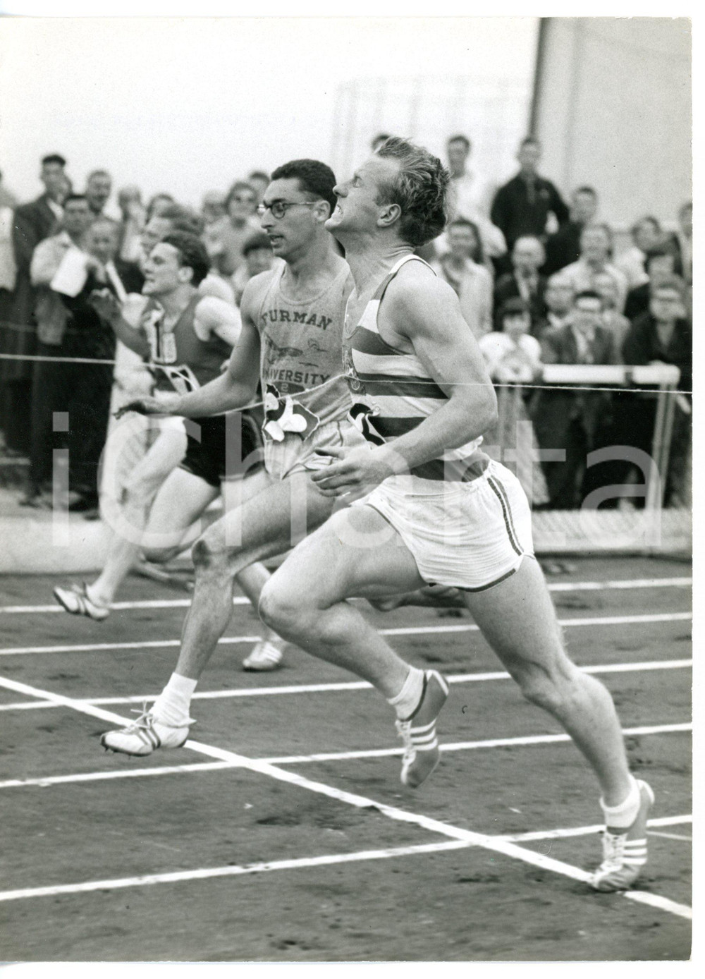 1960 LONDON ATHLETIC Motspur Park - David JONES and David SEGAL at the finish Fotografia d'epoca con didascalia coeva al verso. CONDIZIONI: GFORMATO: 15x20 cm     originale e autentica 1