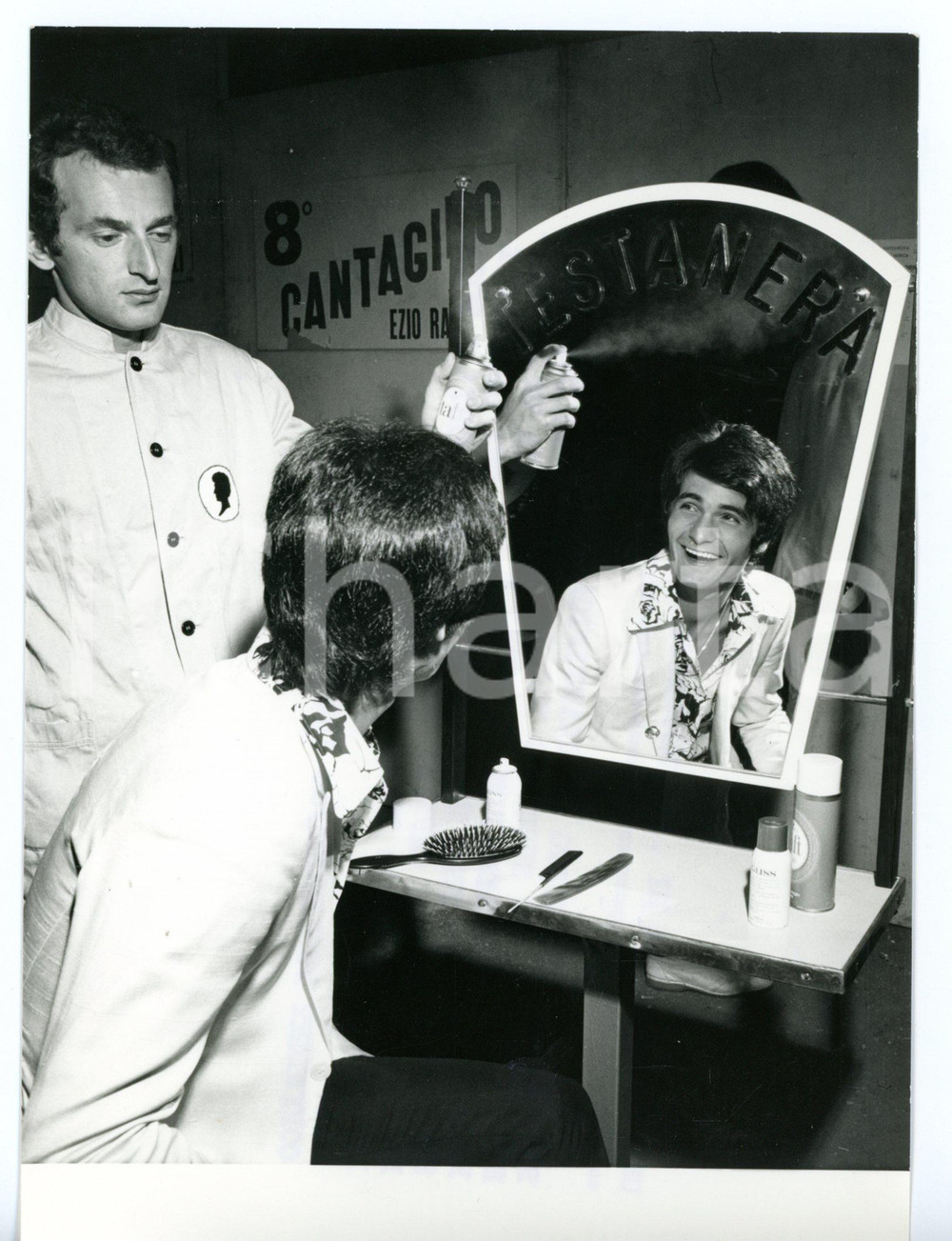1969 CANTAGIRO Cantante Rossano ATTOLICO in camerino con prodotti TESTANERA Fotografia d'epoca con didascalia coeva al verso. CONDIZIONI: GFORMATO: 13x18 cm     originale e autentica 1