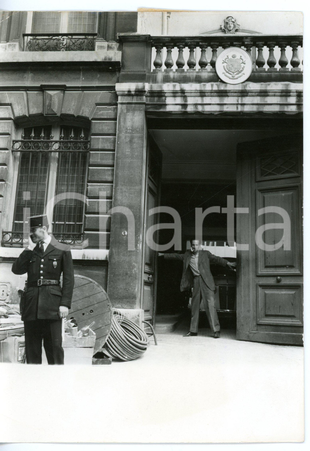 1961 PARIS Crisi di BISERTA - Chiusura delle porte dell'ambasciata di TUNISIA Fotografia d'epoca con didascalia coeva al verso. CONDIZIONI: FAIR (piegatura all'angolo inferiore sinistro)FORMATO: 13x18 cm     originale e autentica 1