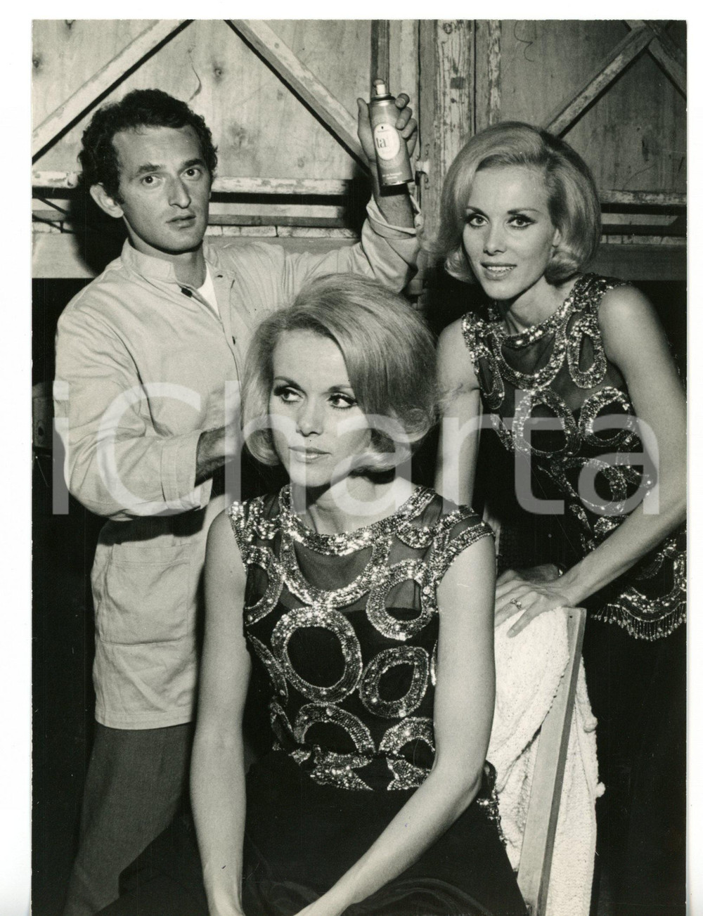 1969 CANTAGIRO Ultimi ritocchi con lacca TAFT per le gemelle KESSLER *Foto 13x18 Fotografia d'epoca con didascalia coeva al verso. CONDIZIONI: GFORMATO: 13x18 cm     originale e autentica 1
