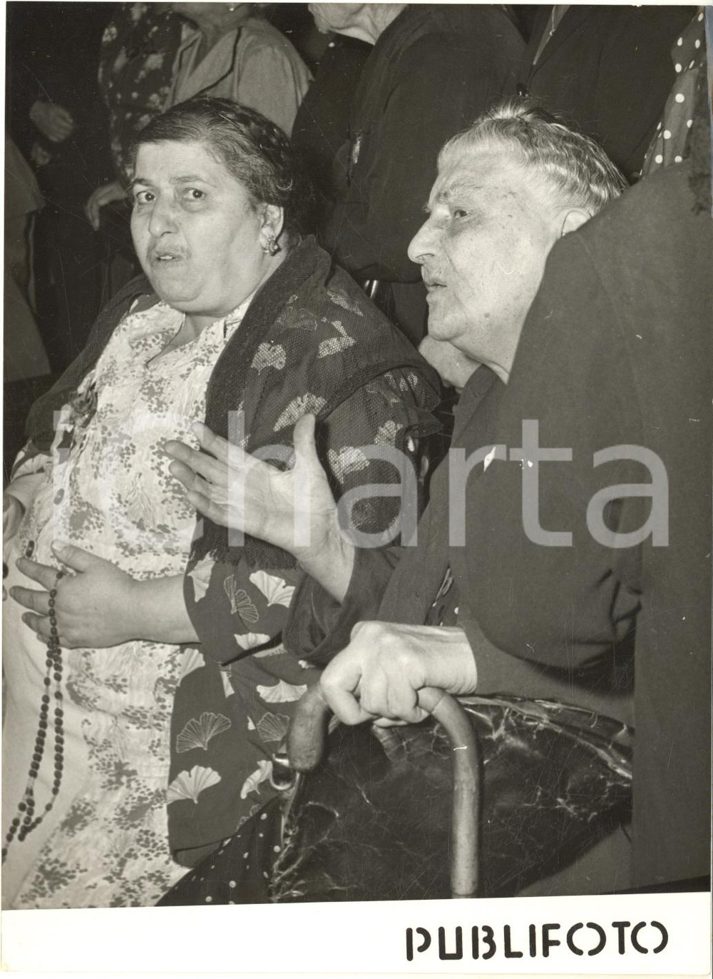 1956 NAPOLI Miracolo di San Gennao - Lontane parenti del Santo *Foto 13x18 cm Fotografia d'epoca, con didascalia coeva al verso. CONDIZIONI: G (ma minima piegatura angolare)FORMATO: 13x18 cm     originale e autentica 1