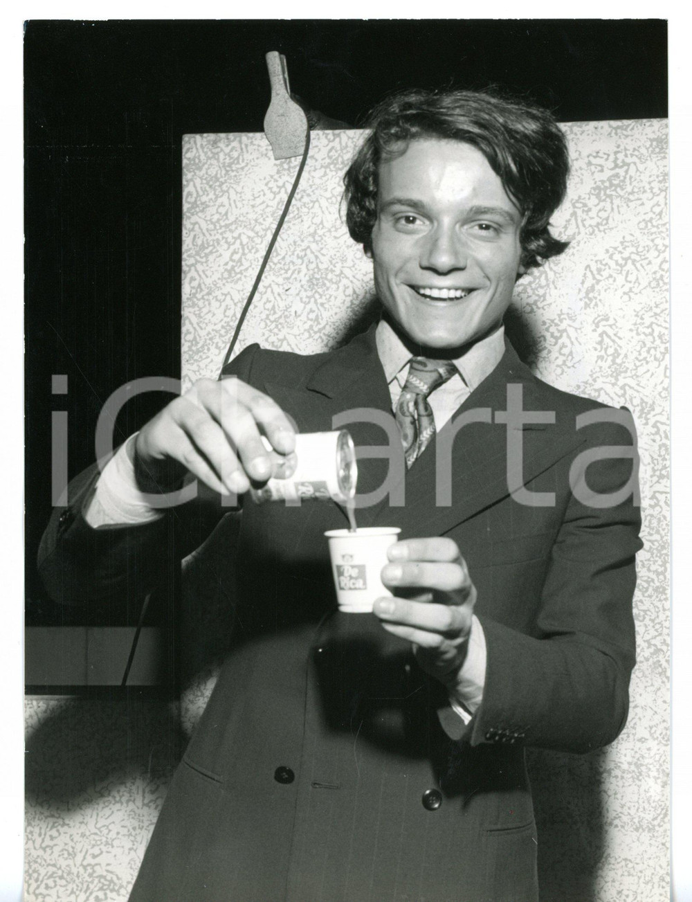 1969 CANTAGIRO Massimo RANIERI con succo di pomodoro DE RICA *Foto 13x18 cm Fotografia d'epoca con didascalia coeva al verso. CONDIZIONI: FAIR (piegatura al margine destro)FORMATO: 13x18 cm     originale e autentica 1