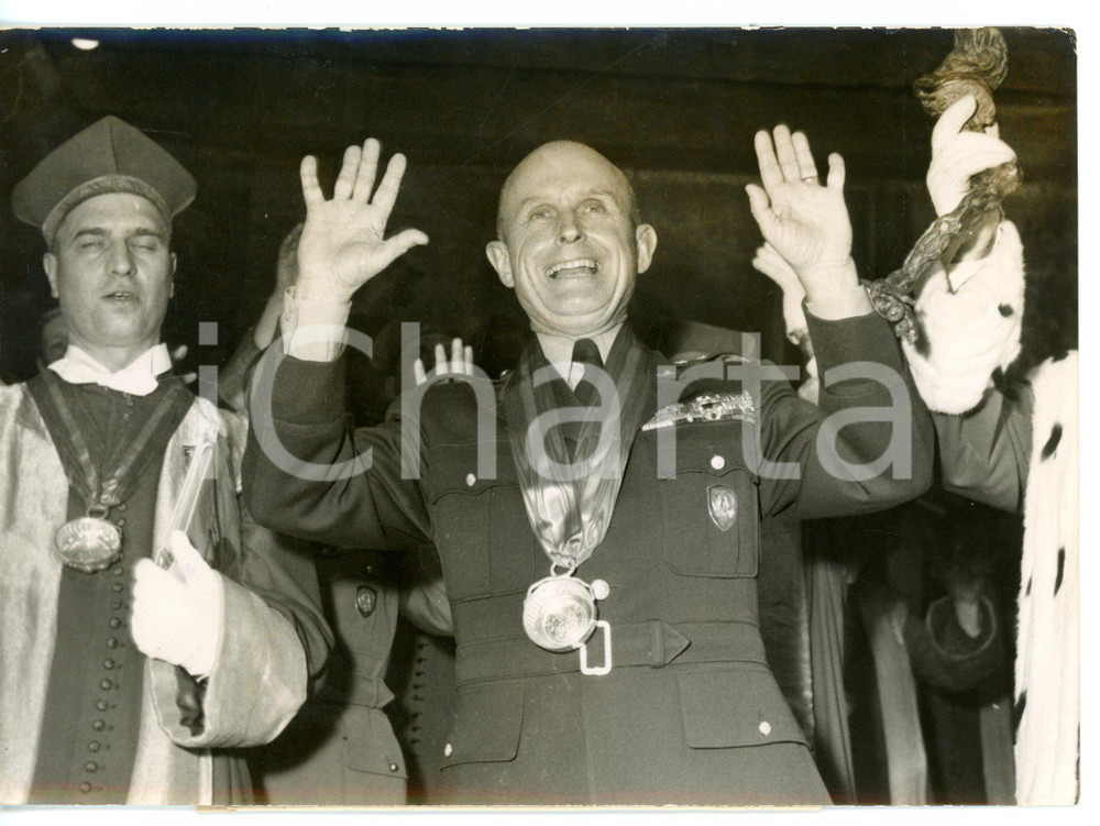 1953 CLOS DE VOUGEOT ConfrÃ©rie des Chevaliers du Tastevin - Alfred GRUENTHER  Fotografia d'epoca con didascalia coeva al verso. CONDIZIONI: G (ma lieve abrasione al margine superiore)FORMATO: 18x13 cm     originale e autentica 1