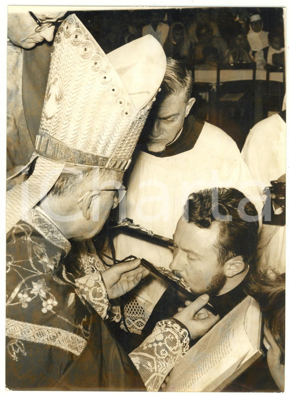 1963 MILANO Mons. Giovanni COLOMBO consegna crocifissi benedetti ai missionari