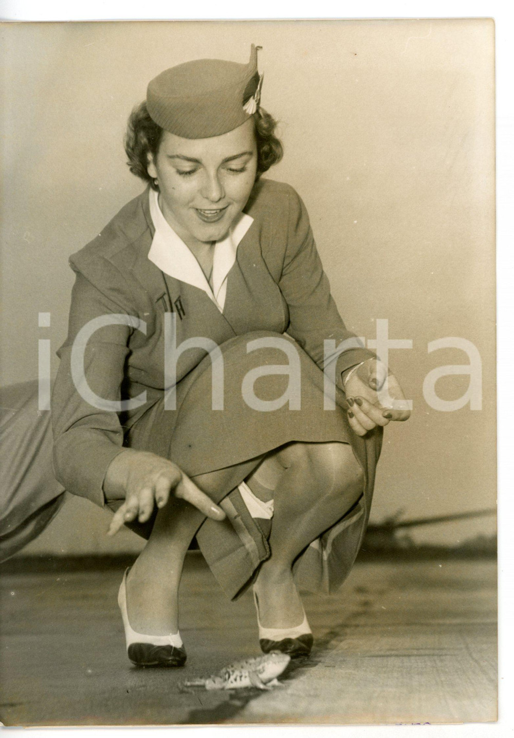 1957 PARIS ORLY Hostess assiste ranocchia in partenza per ANGELS CAMP *Foto  Fotografia d'epoca con didascalia coeva al verso. CONDIZIONI: G (ma lieve alone diffuso e piccola piegatura al margine superiore)FORMATO: 13x18 cm     originale e autentica 1