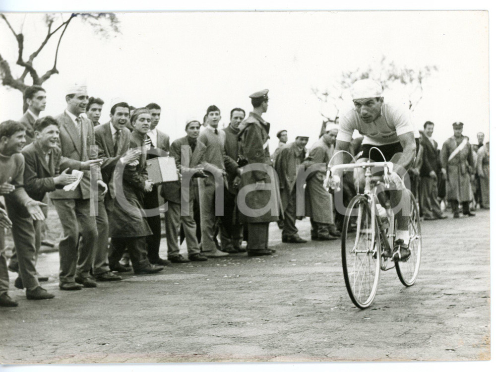1955 ca GIRO D'ITALIA CICLISMO Nino DE FILIPPIS acclamato dalla folla *Foto Fotografia d'epoca, con didascalia coeva al verso. CONDIZIONI: GFORMATO: 18x13 cm     originale e autentica 1