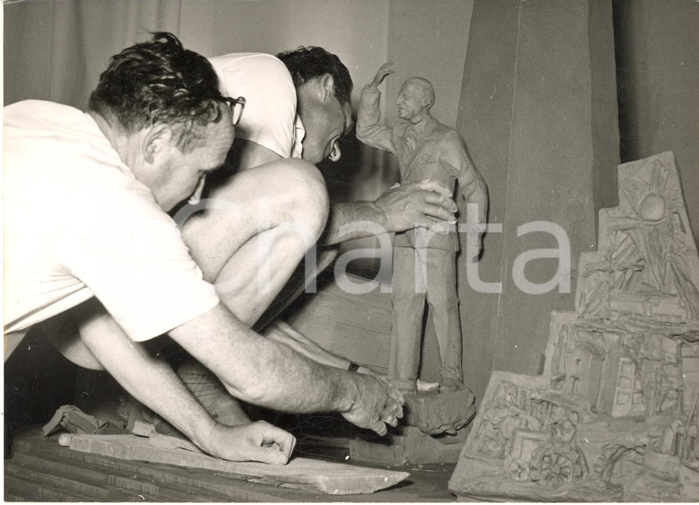 1955 ROMA Antonio BERTI Goffredo VERGINELLI lavorano al monumento DE GASPERI