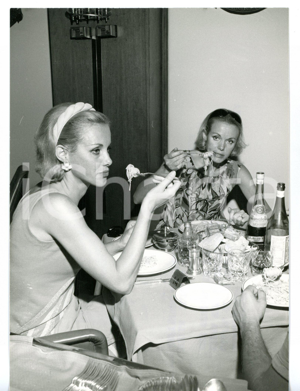 1969 CANTAGIRO Le gemelle KESSLER mangiano un piatto di spaghetti *Foto 13x18 cm Fotografia d'epoca con didascalia coeva al verso. CONDIZIONI: FAIR (piegatura al margine destro)FORMATO: 13x18 cm     originale e autentica 1