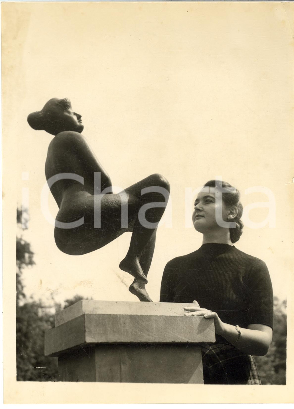 1954 LONDON HOLLAND PARK Open Air Exhibition - Sculpture by Emilio GRECO *Photo  Fotografia d'epoca con didascalia coeva al verso.    CONDIZIONI: poor (sovraimpressione circolare; piegatura angolare evidente e al lato destro) FORMATO: 15x20 cm     originale e autentica 1
