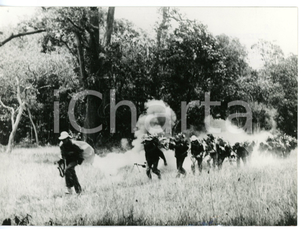1967 GUERRA DEL VIETNAM Soldati del Fronte di liberazione del Vietnam del Sud Fotografia d'epoca con didascalia coeva al verso. CONDIZIONI: FAIR (bassa qualit&agrave; di stampa; piccola piegatura al margine inferiore)FORMATO: 18x13 cm     originale e autentica 1