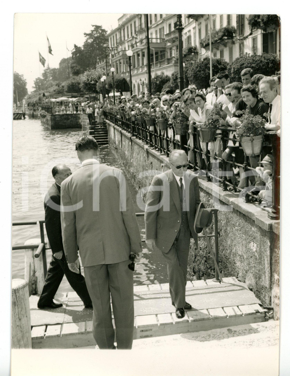 1961 GRIANTE - CADENABBIA (CO) Konrad ADENAUER in villeggiatura *Foto 13x18 cm Fotografia d'epoca, con didascalia coeva al verso. CONDIZIONI: GFORMATO: 13x18 cm     originale e autentica 1